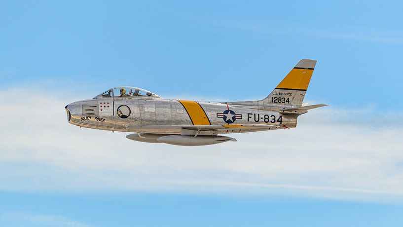 Vorbeiflug der North American F-86F Sabre &quot;Jolley Roger&quot;. von Jaap van den Berg