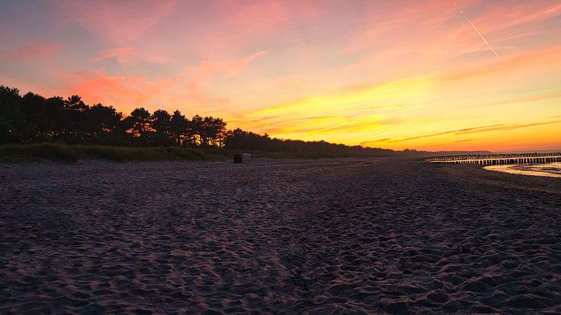 Sunset on the beach at Zingst, romantic by Martin Köbsch
