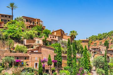 Berühmtes Bergdorf Deia auf der Insel Mallorca, Spanien von Alex Winter
