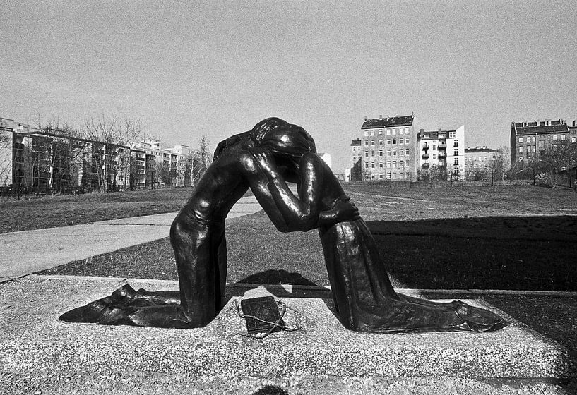 Sculpture de la réconciliation à Berlin-Est par Silva Wischeropp
