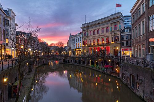 Zonsondergang boven de Oudegracht in Utrecht