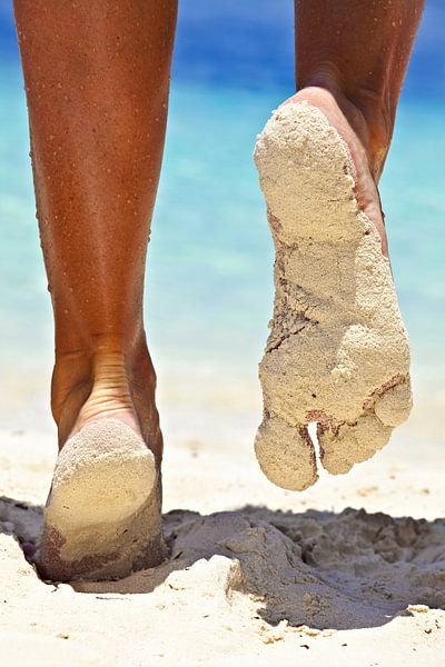 Füße im Sand von Henny Hagenaars