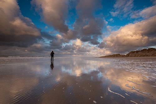 Reflexion und schöne Wolken entlang der Küste von Zeeland!