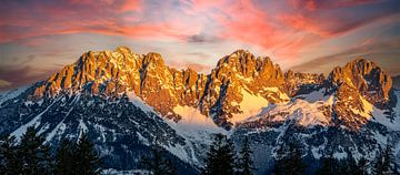 Panorama alpengloren bij de Wilder Kaiser Astbergsee, Going, Tirol, Oostenrijk in de ochtend van Animaflora PicsStock