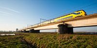 De trein in het Nederlandse landschap: De Kuilenburgse spoorbrug bij Culemborg van John Verbruggen thumbnail