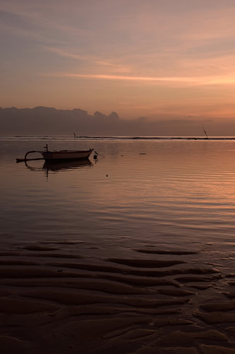 Bootje bij zonsopkomst op Bali 3