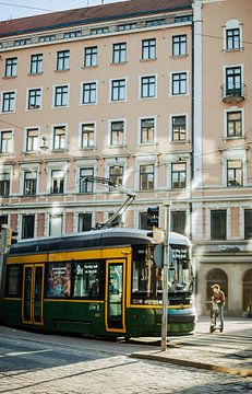 Zon in een straat in Helsinki van Brave Toaster Photos