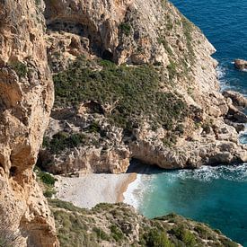 Baie rocheuse sur la côte méditerranéenne sur Adriana Mueller