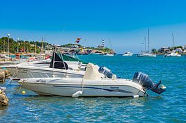 Boote im Yachthafen von Porto Colom auf der Insel Mallorca, Spanien