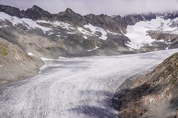 Sommerliche Berglandschaft in der Schweiz mit grünen Almen und markanten Gipfeln. von Miriam Schwarzfischer Fotografie