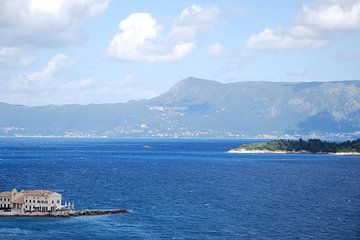 Uitzicht vanaf Corfu stad met het zicht op Albanië.  van Ingrid Van Maurik