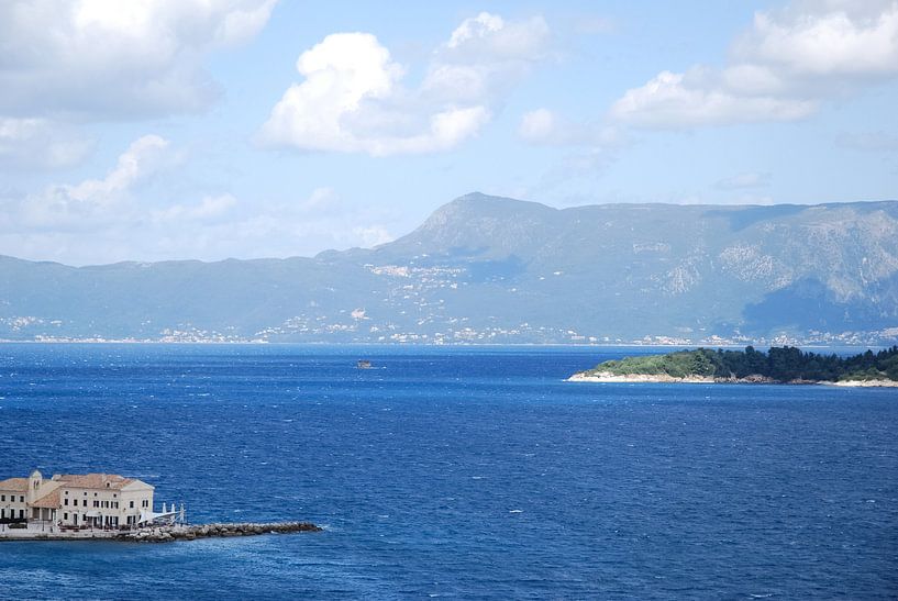 Uitzicht vanaf Corfu stad met het zicht op Albanië.  van Ingrid Van Maurik