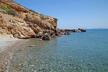 Greek bay with beach and rocks by Helga Kuiper