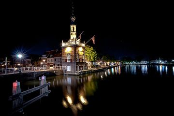 Oud havengebouw in de binnenstad van Alkmaar aan de binnen haven