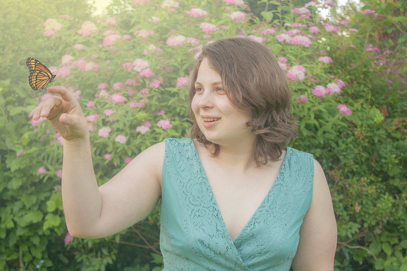 Vrouw met vlinder von Ivana Luijten