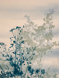 Wilde bloemen in een waas van blauw en groen van Thea