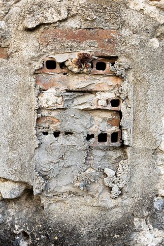 Verweerd stuk muur van beton en stenen in Frankrijk