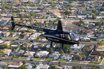 Police Robinson R66 tijdens een patrouille vlucht boven Fontana, CA. van Jimmy van Drunen