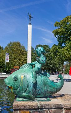 Fischfigur und Fackelträger-Säule am Maschsee, Hannover, Niedersachsen, Deutschland, Europa