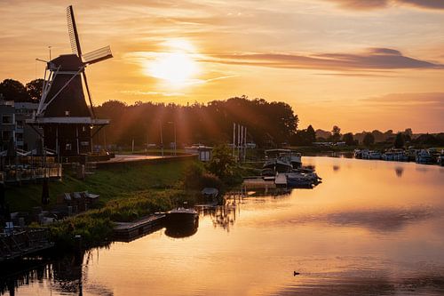 Sonnenuntergang über dem Fluss Vecht in Ommen (mit Windmühle)