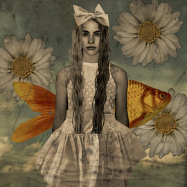 Fille vintage avec des marguerites et un poisson rouge