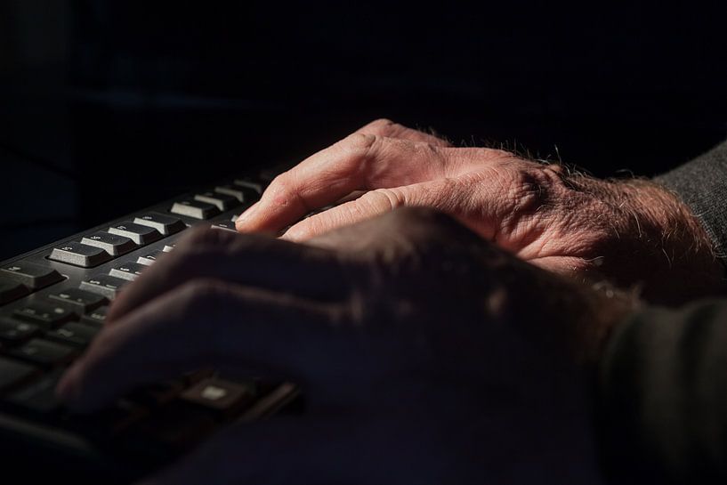 hand aan een toetsenbord by Marcel Derweduwen