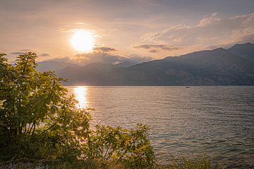 Sonnenuntergang über dem Gardasee in Italien von Nicole Geerinck