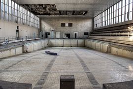 Abandoned swimming pool by Tim Vlielander