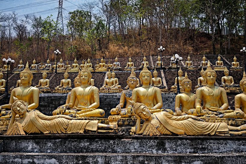 Statues dorées alignées au Wat Phousalao par Frank Photos