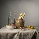 Modernes Stillleben mit Spargel, Zitrone und Zwiebeln [quadratisch]. von Affect Fotografie Miniaturansicht