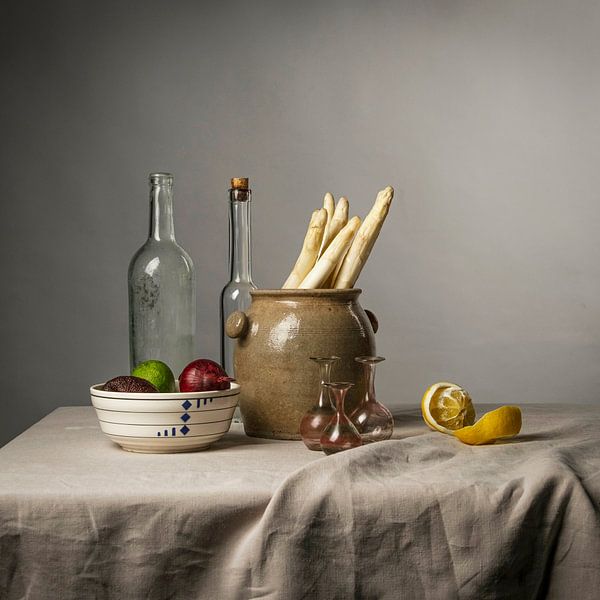 Nature morte moderne avec asperges, citron et oignons [carré]. par Affect Fotografie