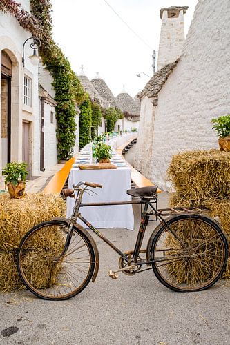 Altes Fahrrad für italienisches Restaurant in Alberobello - Apulien Italien