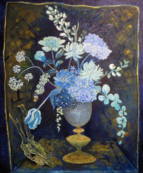 Vase avec des fleurs et un crâne