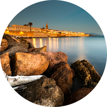 Nachtlicht in Alghero - Sardinië van Damien Franscoise