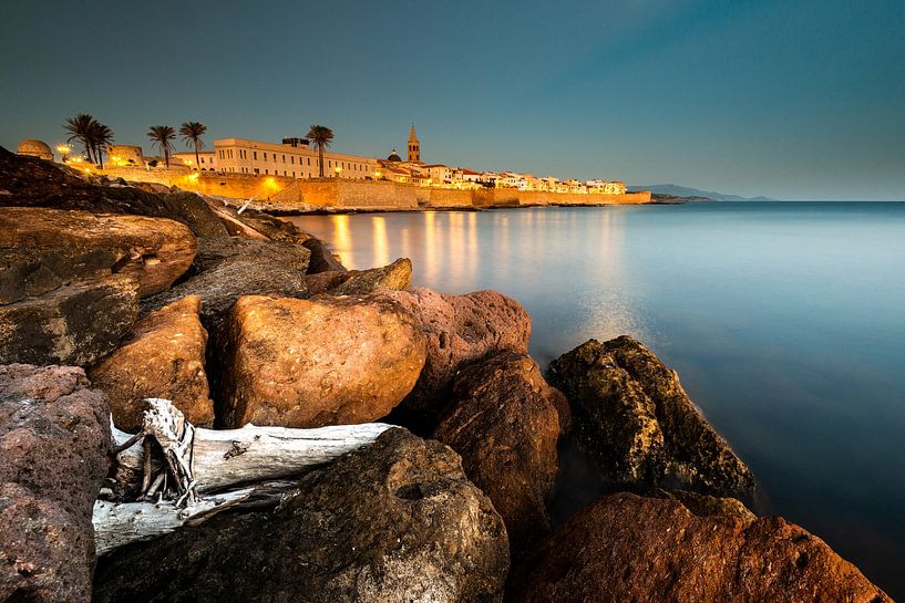 Nachtlicht in Alghero - Sardinië van Damien Franscoise