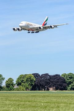 Emirates Airbus A380 kurz vor der Landung. von Jaap van den Berg