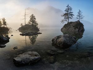 Die natürliche Schönheit von Berchtesgaden: Der malerische Hintersee in Bayern.