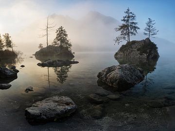 De natuurlijke schoonheid van Berchtesgaden: Het schilderachtige Hintersee meer in Beieren. van Patrick Noack