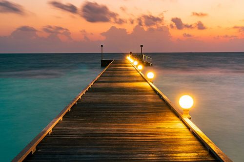 De loopbrug naar de zonsopgang