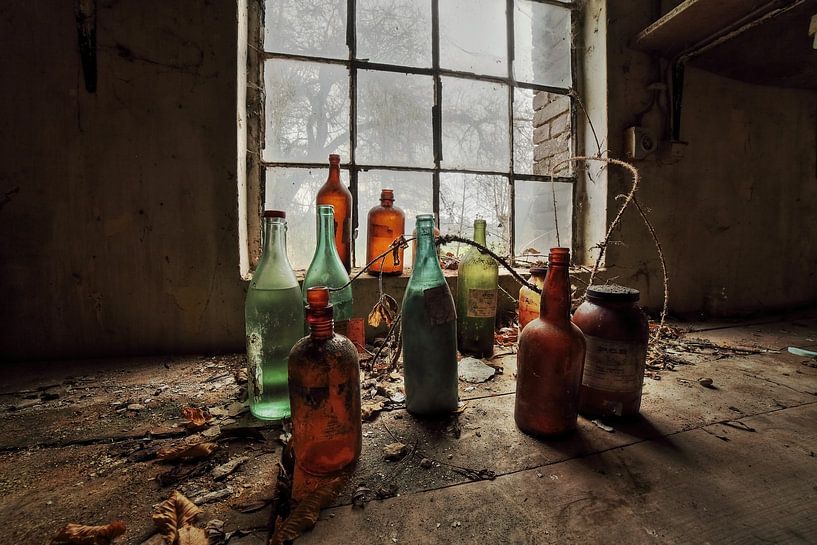 Nature morte Urbex avec des bouteilles colorées par Dyon Koning