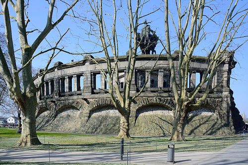 Approaching the Deutches Eck monument