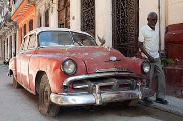 Man en oude auto (Plymouth) in Havana van René Piersma