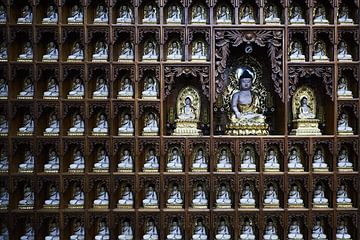 Altar mit Buddhas im vietnamesischen Tempel von Karel Ham