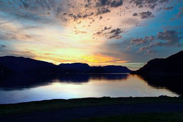 Fjord und Meer in Norwegen zur blauen Stunde von Martin Köbsch