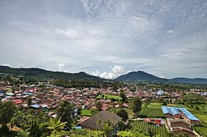 Stadtbild und landwirtschaftliche Flächen auf Sumatra