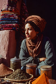 Style Kodachrome : Femme au marché aux épices de Marrakech sur Steinfox Art