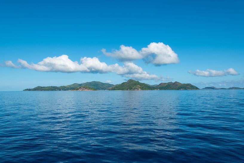 Horizon bleu au-dessus de La Digue, Seychelles par Nancy Pauwels Photo