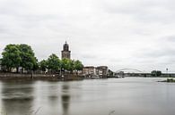 Stadszicht Deventer met IJssel en Lebuinuskerk van Patrick Verhoef thumbnail