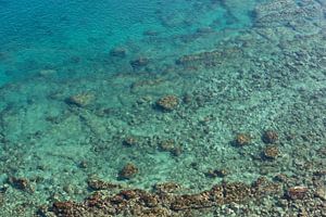 Eau claire dans une baie rocheuse de la Méditerranée