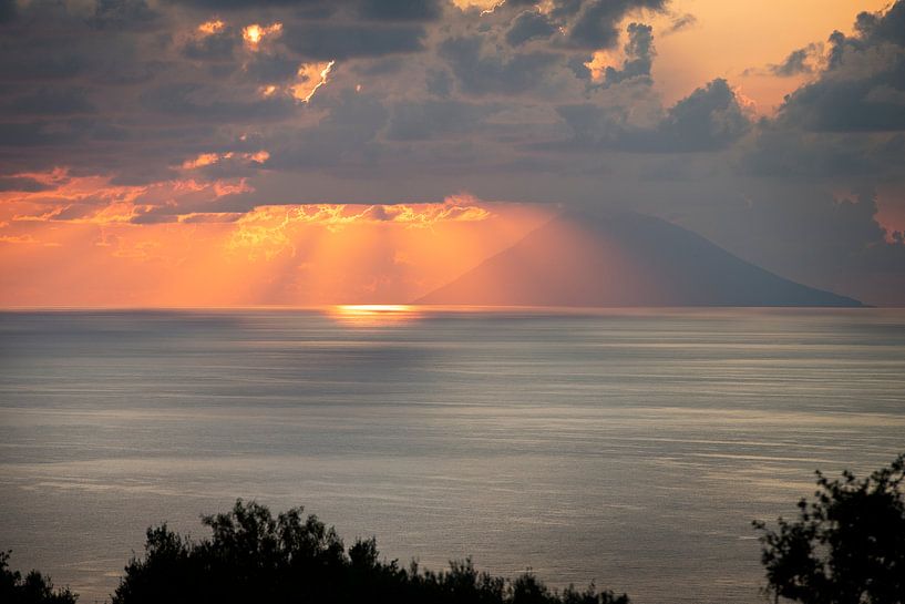 Zonnenstralen over Stromboli van Maren Oude Essink